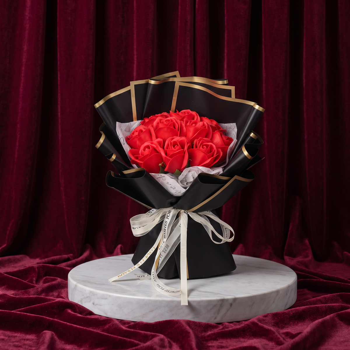 Coffret Rose de Glace – czerwone róże z mydła w czarnym papierze