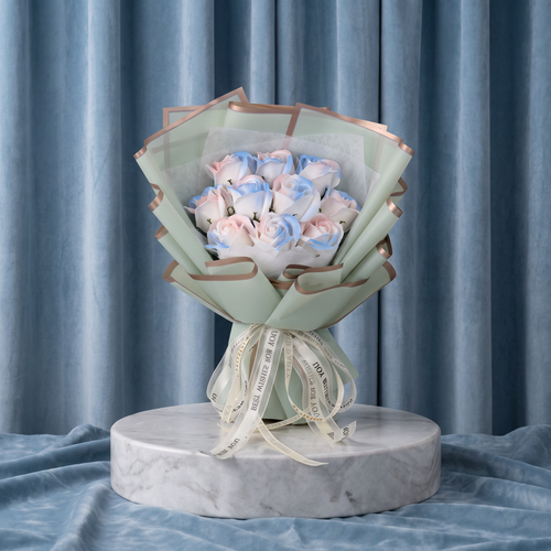 Coffret Rose de Glace – niebiesko-białe róże z mydła